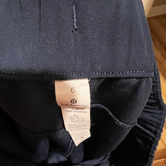 Lululemon size 6 joggers - Picture 2 of 2